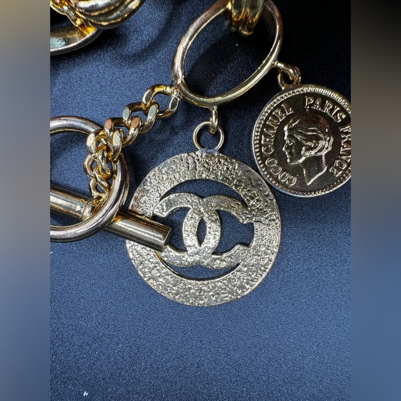 LOT 1505 24K gold plated CHANEL vintage runway bracelet with charms - Picture 11 of 14